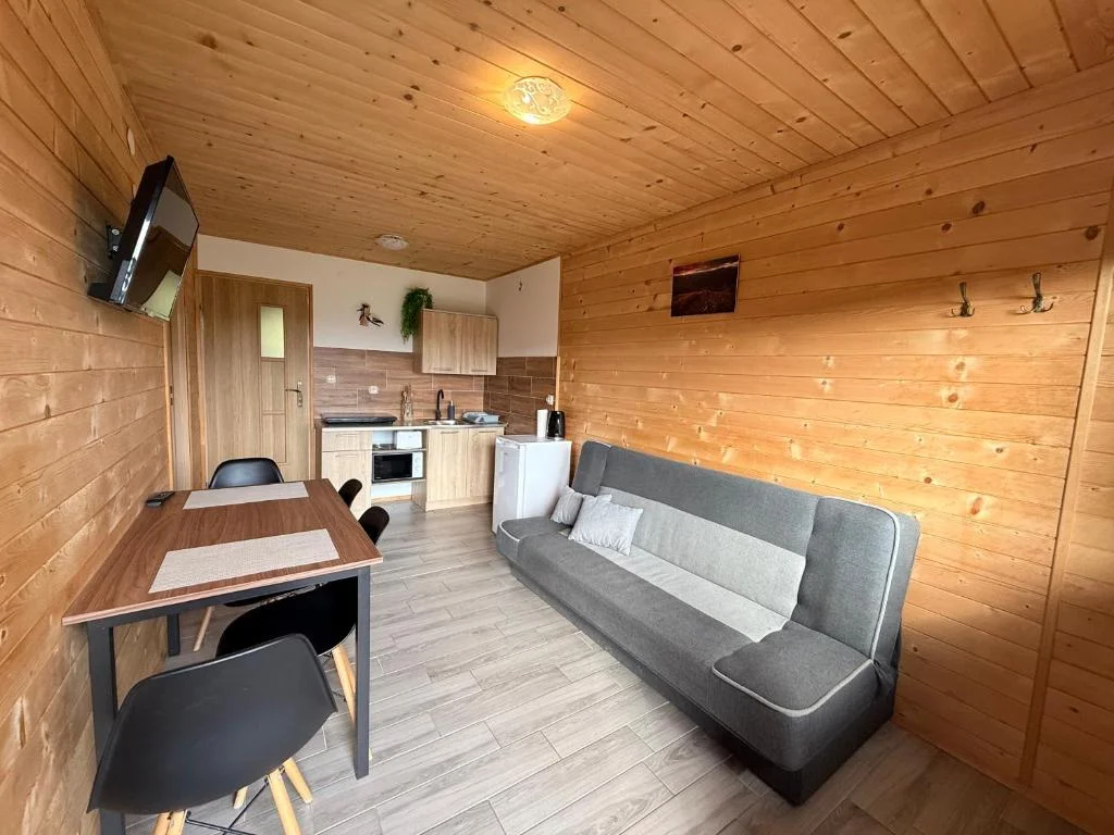 Wnętrze salonu w Domku Pod Śliwkami nr 1