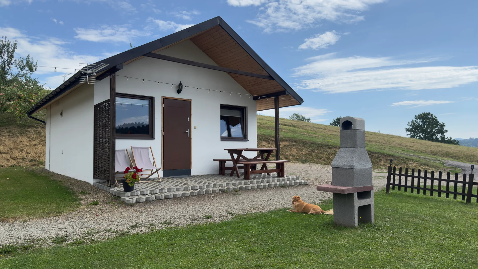 Domek Pod Śliwkami nr 2 w Wołkowyi w Bieszczadach z tarasem, leżakami i murowanym grillem