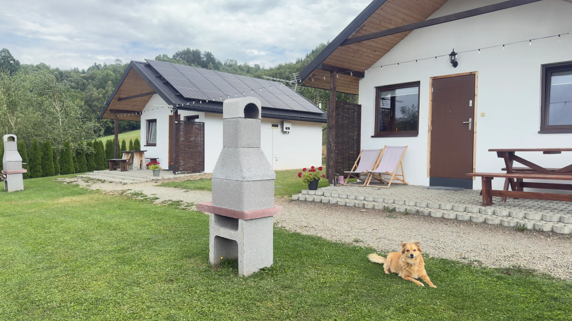 Kompleks domków Pod Śliwkami z murowanymi grillami i zielonym trawnikiem