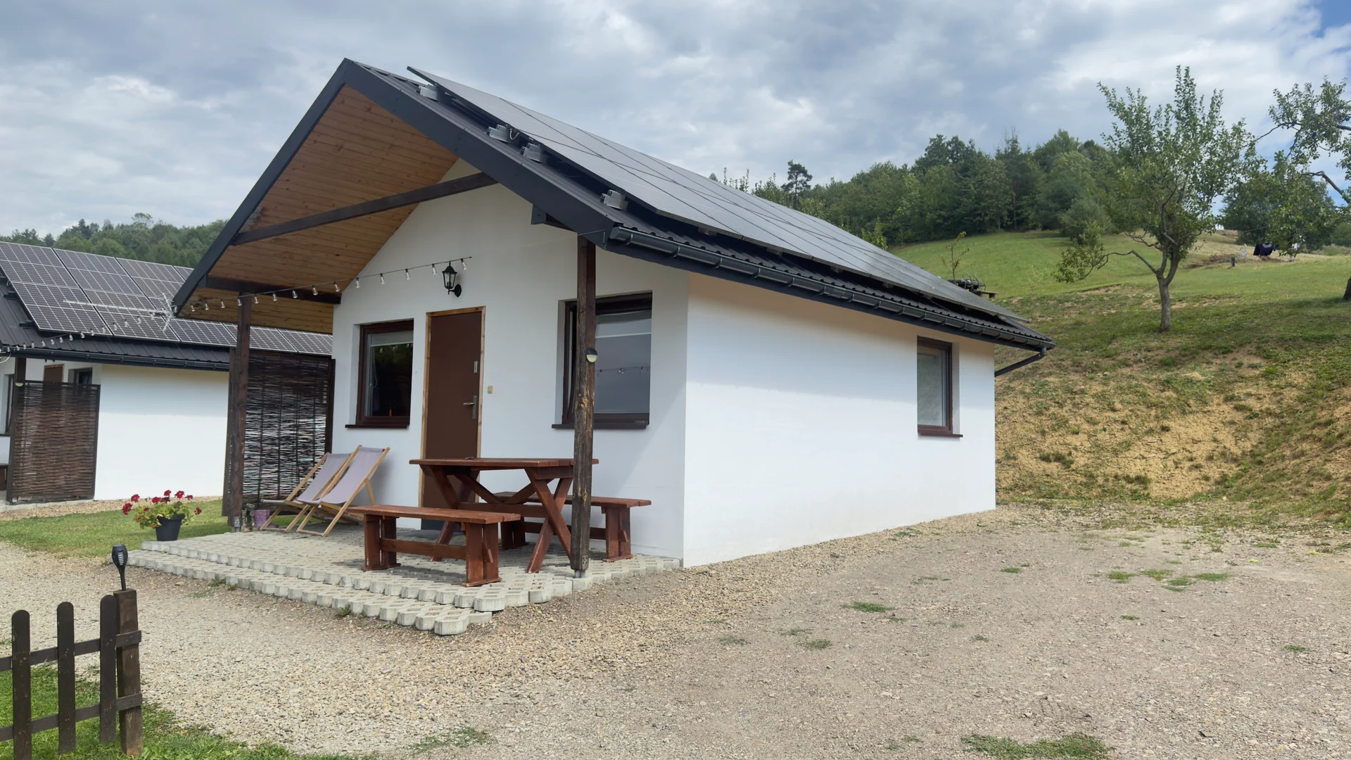 Domek letniskowy Pod Śliwkami z panelami solarnymi i grillem