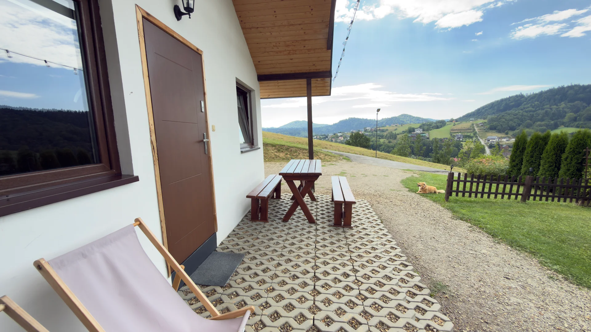 Taras domku letniskowego z widokiem na panoramę bieszczadzkich wzgórz